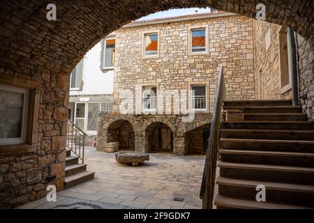 Mittelalterlicher Innenhof in der Altstadt von Vela Luka, Insel Korcula, Kroatien Stockfoto