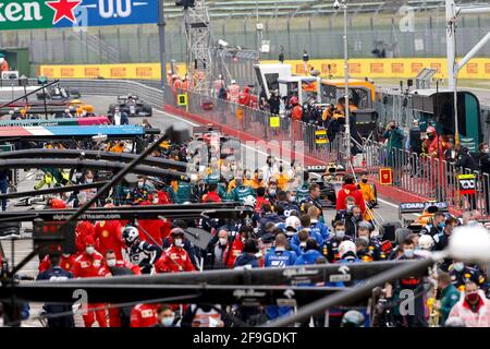 Imola, Italien. April 2021. Rote Flagge Pitlane Atmosphäre während der Formel 1 Pirelli Gran Premio Del Made in Italy E Dell emilia Romagna 2021 vom 16. Bis 18. April 2021 auf dem Autodromo Internazionale Enzo e Dino Ferrari, in Imola, Italien - Foto DPPI Credit: DPPI Media/Alamy Live News Stockfoto