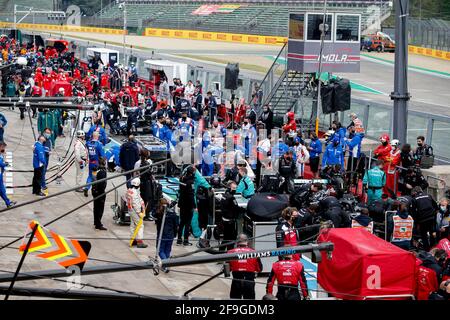 Imola, Italien. April 2021. Rote Flagge Pitlane Atmosphäre während der Formel 1 Pirelli Gran Premio Del Made in Italy E Dell emilia Romagna 2021 vom 16. Bis 18. April 2021 auf dem Autodromo Internazionale Enzo e Dino Ferrari, in Imola, Italien - Foto DPPI Credit: DPPI Media/Alamy Live News Stockfoto