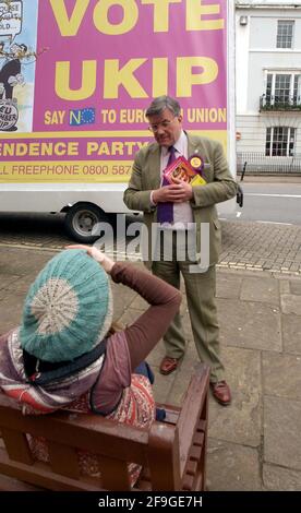 UKIPS ROGER KNAPMAN IN TOTNES, DEVON,25. APRIL 2005 TOM PILSTON Stockfoto