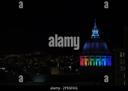 Eine Luftaufnahme des Rathauses von San Francisco leuchtete auf In Regenbogenfarben für den „Pride Month“ Stockfoto