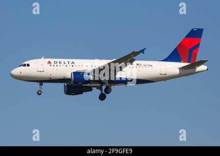 Los Angeles, USA - 21. Februar 2016: Am Flughafen Los Angeles (LAX) in den USA. Airbus ist ein Flugzeughersteller aus Toulouse, Frankreich. Stockfoto