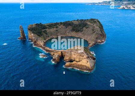 Luftaufnahme der Insel Vila Franca do Campo, Azore - Portugal. Stockfoto