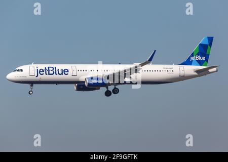 Los Angeles, USA - 21. Februar 2016: JetBlue Airlines Airbus A321 am Flughafen Los Angeles (LAX) in den USA. Airbus ist ein Flugzeughersteller von bis Stockfoto