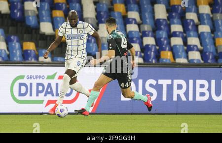 Neapel, Kampanien, Italien. April 2021. Während des italienischen Serie-A-Fußballmatches SSC Napoli gegen FC Inter am 18. April 2021 im Diego Armando Maradona Stadium in Neapel.in Bild: Romelu Lukaku Credit: Fabio Sasso/ZUMA Wire/Alamy Live News Stockfoto