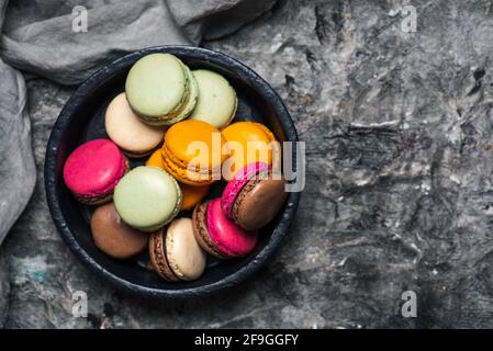 Süßspeisen mit Macaron oder Makronen Stockfoto