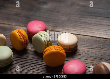 Süßspeisen aus Macaron oder Makronen auf einem Holztisch Tischansicht Stockfoto