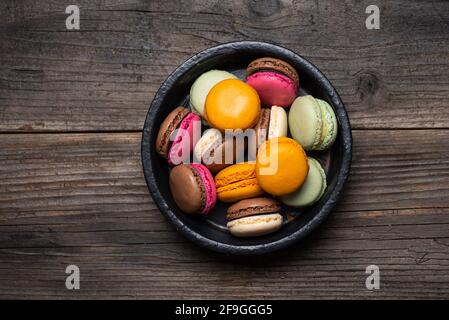 Süßspeisen aus Macaron oder Makronen auf einem Holztisch Tischansicht Stockfoto