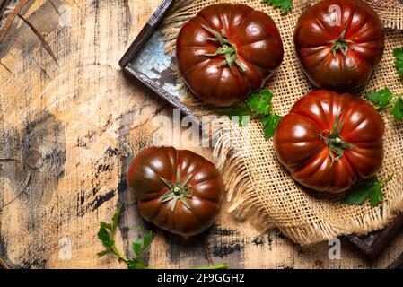 Primora Tomate auf einem rustikalen Holztisch Draufsicht Stockfoto