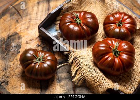 Primora Tomate auf einem rustikalen Holztisch Draufsicht Stockfoto