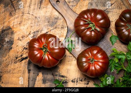Primora Tomate auf einem rustikalen Holztisch Draufsicht Stockfoto