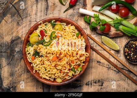 Asiatische Instant-Nudeln-Mahlzeit in einer Schüssel Tischansicht Stockfoto