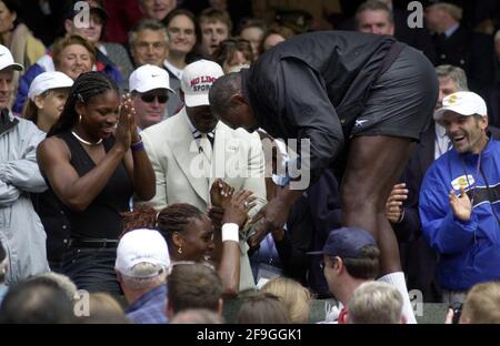 Die amerikanische Venus Williams feiert ihren Sieg über ihren Landsmann im Jahr 6/3 7/6 American Lindsay Davenport mit ihrem Vater Richard (rechts) und ihrer Schwester Serena (links) nach dem Sieg im Finale der Dameneinzel In Wimbledon Stockfoto