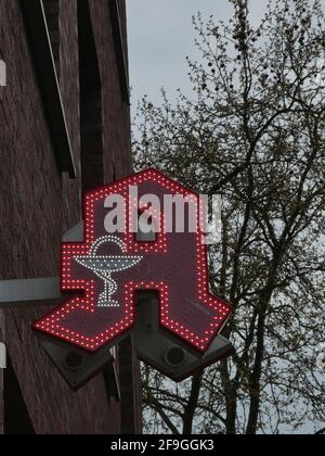 Köln, Deutschland. April 2021. Das Logo einer Apotheke - die rote Apotheke A, das Unterscheidungszeichen für öffentliche Apotheken in Deutschland Rotgotik A inklusive Medizinbecher mit Schlange, Aesculapius Credit: Horst Galuschka/dpa/Horst Galuschka dpa/Alamy Live News Stockfoto