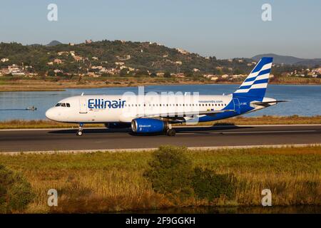 Korfu, Griechenland – 15. September 2017: Ellinair Airbus A320 am Flughafen Korfu (CFU) in Griechenland. Airbus ist ein Flugzeughersteller aus Toulouse, Frankreich. Stockfoto