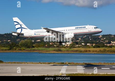 Korfu, Griechenland – 15. September 2017: Aegean Airlines Airbus A320 am Flughafen Korfu (CFU) in Griechenland. Airbus ist ein Flugzeughersteller aus Toulouse, Fr. Stockfoto