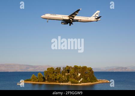 Korfu, Griechenland – 14. September 2017: Aegean Airlines Airbus A321 am Flughafen Korfu (CFU) in Griechenland. Airbus ist ein Flugzeughersteller aus Toulouse, Fr. Stockfoto