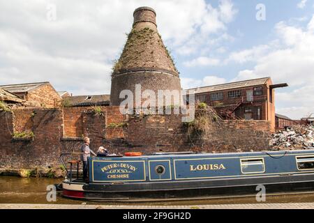 Kanal-Schmalboot auf dem Trent und Mersey Kanal vorbei an Alter Flaschenofen in der ehemaligen Kensington & Price Keramik Arbeitet in Longport Stoke on Trent Stockfoto