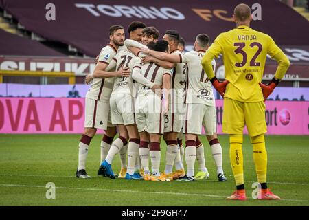 Turin, Italien. April 2021. Turin. Ligaspiel Serie A Tim 2020/2021. Turin gegen Rom. Stadio Olimpico Grande Torino auf dem Foto: Feier des Roma-Ziels von Borja Mayoral Credit: Independent Photo Agency/Alamy Live News Stockfoto