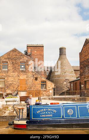 Kanal-Schmalboot entlang der Middleport Töpferfabrik auf dem Trient Und den Mersey-Kanal, der durch Middleport Stoke On führt Trent Staffordshire Stockfoto