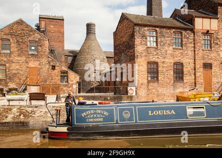 Kanal-Schmalboot entlang der Middleport Töpferfabrik auf dem Trient Und den Mersey-Kanal, der durch Middleport Stoke On führt Trent Staffordshire Stockfoto