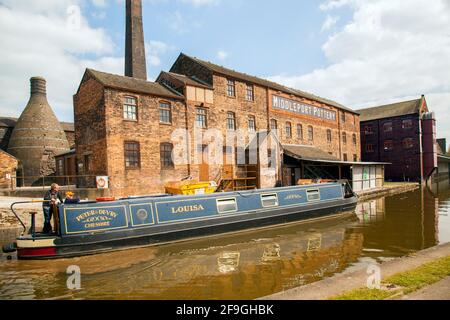 Kanal-Schmalboot entlang der Middleport Töpferfabrik auf dem Trient Und den Mersey-Kanal, der durch Middleport Stoke On führt Trent Staffordshire Stockfoto