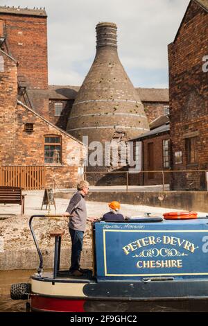 Kanal-Schmalboot entlang der Middleport Töpferfabrik auf dem Trient Und den Mersey-Kanal, der durch Middleport Stoke On führt Trent Staffordshire Stockfoto