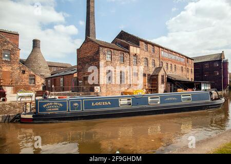 Kanal-Schmalboot entlang der Middleport Töpferfabrik auf dem Trient Und den Mersey-Kanal, der durch Middleport Stoke On führt Trent Staffordshire Stockfoto