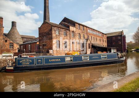 Kanal-Schmalboot entlang der Middleport Töpferfabrik auf dem Trient Und den Mersey-Kanal, der durch Middleport Stoke On führt Trent Staffordshire Stockfoto