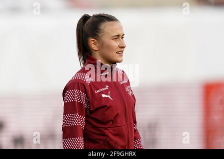 Thun, Schweiz. April 2021. Lara Marti (3 Schweiz) während des UEFA Womens Championship Qualifier Playoff-Spiels zwischen der Schweiz und Tschechien in der Stockhorn Arena in Thun, Schweiz. Kredit: SPP Sport Pressefoto. /Alamy Live News Stockfoto