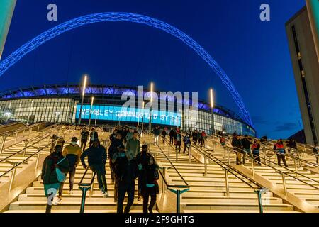 Wembley Stadium, Wembley Park, Großbritannien. 18. April 2021.Menschenmassen verlassen das Wembley Stadium auf der neu beendeten olympischen Treppe nach dem heutigen Halbfinale des FA Cup zwischen Leicester City und Southampton. 4,000 Anwohner und NHS-Mitarbeiter nahmen an dem Spiel in Wembley Teil, der größten Menschenmenge, die seit mehr als 12 Monaten ein Fußballspiel in einem großen britischen Stadion gesehen hat. Amanda Rose/Alamy Live News Stockfoto