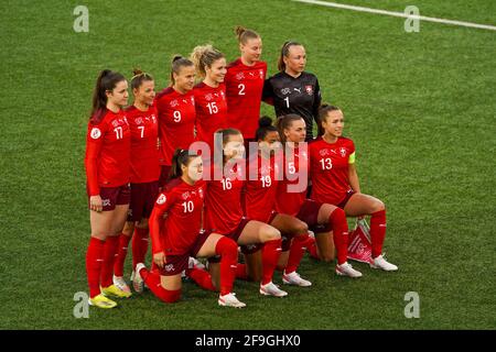 Thun, Schweiz. April 2021. TeamFoto von Spielern der Schweiz während des UEFA Womens Championship Qualifier Playoff-Spiels zwischen der Schweiz und Tschechien in der Stockhorn Arena in Thun, Schweiz. Kredit: SPP Sport Pressefoto. /Alamy Live News Stockfoto