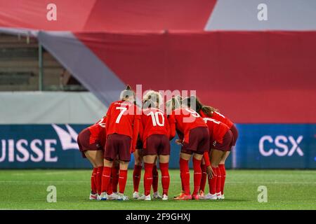 Thun, Schweiz. April 2021. Teamspiele von Schweizer Spielern während des UEFA Womens Championship Qualifier Playoff-Spiels zwischen der Schweiz und der Tschechischen Republik in der Stockhorn Arena in Thun, Schweiz. Kredit: SPP Sport Pressefoto. /Alamy Live News Stockfoto