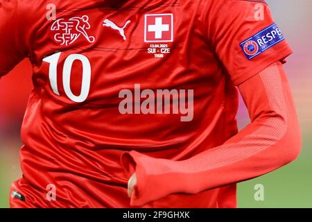 Thun, Schweiz. April 2021. Schweiz-Trikot mit Logo während des UEFA Womens Championship Qualifier Playoff-Spiels zwischen der Schweiz und der Tschechischen Republik in der Stockhorn Arena in Thun, Schweiz. Kredit: SPP Sport Pressefoto. /Alamy Live News Stockfoto