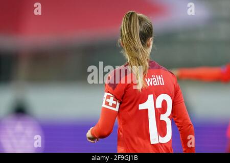 Thun, Schweiz. April 2021. Lia Waelti (13 Schweiz) während des UEFA Womens Championship Qualifier Playoff-Spiels zwischen der Schweiz und Tschechien in der Stockhorn Arena in Thun, Schweiz. Kredit: SPP Sport Pressefoto. /Alamy Live News Stockfoto