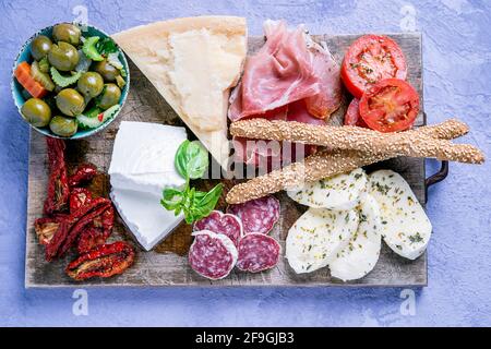 Typisch mediterrane italienische Vorspeise auf der Basis von Wurstwaren, Oliven und Käse Stockfoto