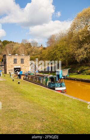 Narrowboat vertäute und wartete darauf, den historischen Harecastle-Tunnel südlich zu benutzen Eingang auf dem Trent und Mersey Kanal Stoke on Trent Staffordshire Stockfoto