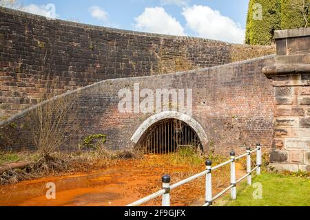 Das südliche Ende des ersten originalen Harecastle Tunnels auf dem Trent und Mersey Kanal, der von James Brindley gebaut wurde und nun aufgegeben wurde. Stockfoto