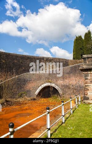 Das südliche Ende des ersten originalen Harecastle Tunnels auf dem Trent und Mersey Kanal, der von James Brindley gebaut wurde und nun aufgegeben wurde. Stockfoto