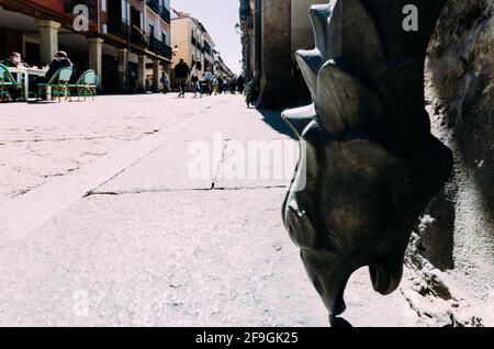 Eiserne Drachenrinne in Alcala de Henares, Calle Mayor, Madrid, Spanien Stockfoto