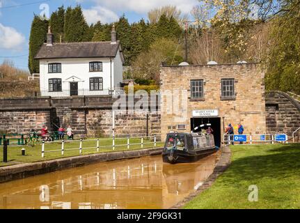 Kanal-Schmalboot auf dem Trent und Mersey Kanal kommend aus Am südlichen Ende des historischen Harecastle-Tunnels Stoke Auf Trent England Stockfoto