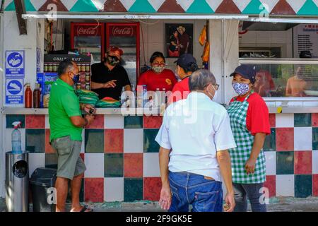 Kunden mit Gesichtsmasken warten in Merida auf ihr Essen Mexiko unter einer anhaltenden Covid-19-Pandemie Stockfoto