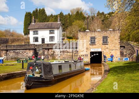 Kanal-Schmalboot auf dem Trent und Mersey Kanal kommend aus Am südlichen Ende des historischen Harecastle-Tunnels Stoke Auf Trent England Stockfoto