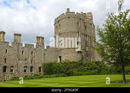 Windsor, Großbritannien - 25. Mai 2016: Windsor Castle, King Henry III Tower im Schloss Windsor an einem Frühlingstag. Stockfoto