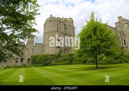 Windsor, Großbritannien - 25. Mai 2016: Windsor Castle, King Henry III Tower im Schloss Windsor an einem Frühlingstag. Stockfoto