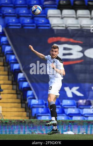 Birmingham, Großbritannien. April 2021. Micha? Helik #30 von Barnsley führt den Ball am 4/18/2021 in Birmingham, Großbritannien, an. (Foto von Mark Cosgrove/News Images/Sipa USA) Quelle: SIPA USA/Alamy Live News Stockfoto