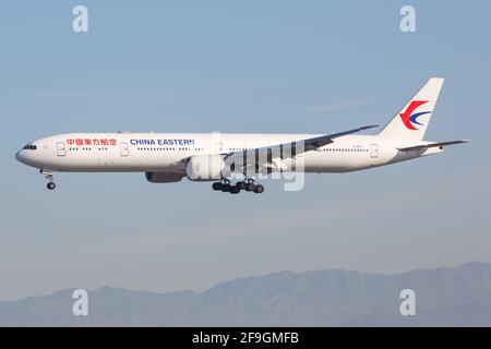 Los Angeles, USA - 21. Februar 2016: China Eastern Airlines Boeing 777-300 am Flughafen Los Angeles (LAX) in den USA. Boeing ist ein Flugzeughersteller Stockfoto