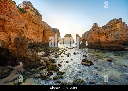 Felsformationen im Meer, Morgenlicht, Sandsteinfelsen, Ponta da Piedade, Algarve, Lagos, Portugal Stockfoto