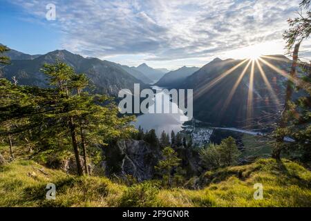 Blick vom Gipfel des Schönjoechl, Sonne scheint auf Plansee mit Bergen, Tirol, Österreich Stockfoto