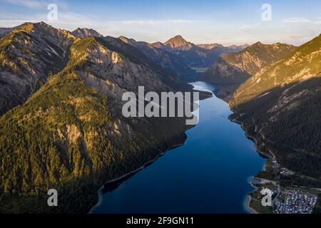 Blick vom Gipfel des Schönjoechl auf den Plansee und die Berge bei Morgensonne, Morgenstimmung, Tirol, Österreich Stockfoto